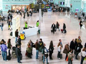 مسافران سرگردان در فرودگاه به دلیل تأخیر و کنسلی پرواز